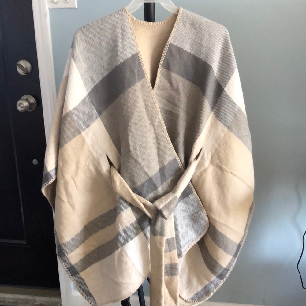 Shawl/wrap with tie